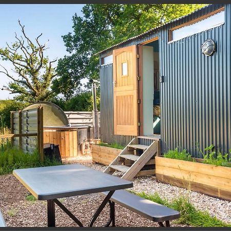Shepherds Hut With Scandinavian Hot Tub And Hydromassager Sway Exterior foto