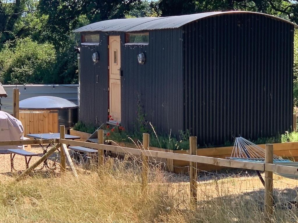 Shepherds Hut With Scandinavian Hot Tub And Hydromassager Sway Exterior foto