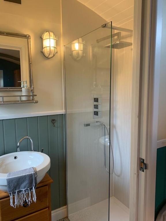 Shepherds Hut With Scandinavian Hot Tub And Hydromassager Sway Exterior foto