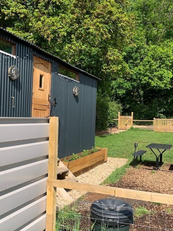 Shepherds Hut With Scandinavian Hot Tub And Hydromassager Sway Exterior foto