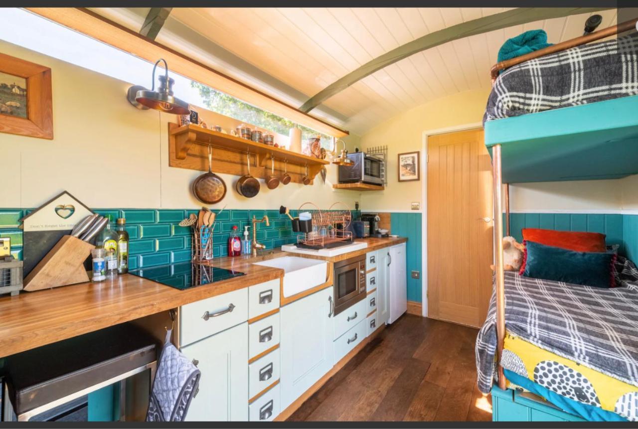 Shepherds Hut With Scandinavian Hot Tub And Hydromassager Sway Exterior foto