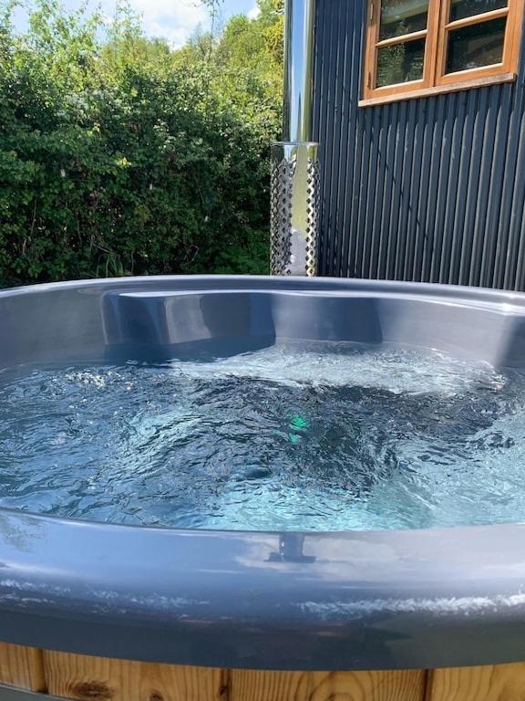 Shepherds Hut With Scandinavian Hot Tub And Hydromassager Sway Exterior foto